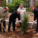 Заводские ветераны посадили деревья в "Лимпопо"